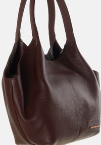Borsa tote in pelle bordeaux scuro con finitura texture, forma arrotondata e doppio manico. Le cuciture laterali creano una silhouette leggermente curva.