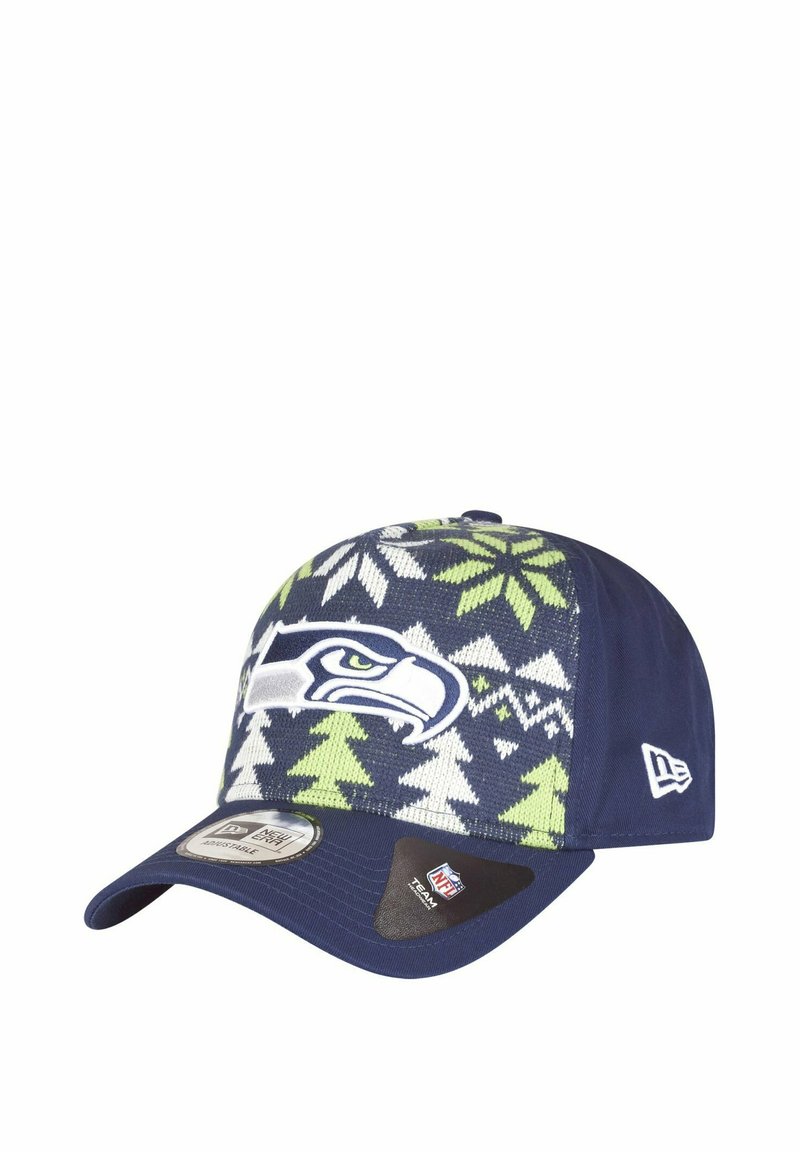 Dunkelblaues Cap mit einer strukturierten Strickkrone, die grüne und weiße Wintermuster zeigt. Das Logo der Seattle Seahawks ist auf der Vorderseite gestickt.