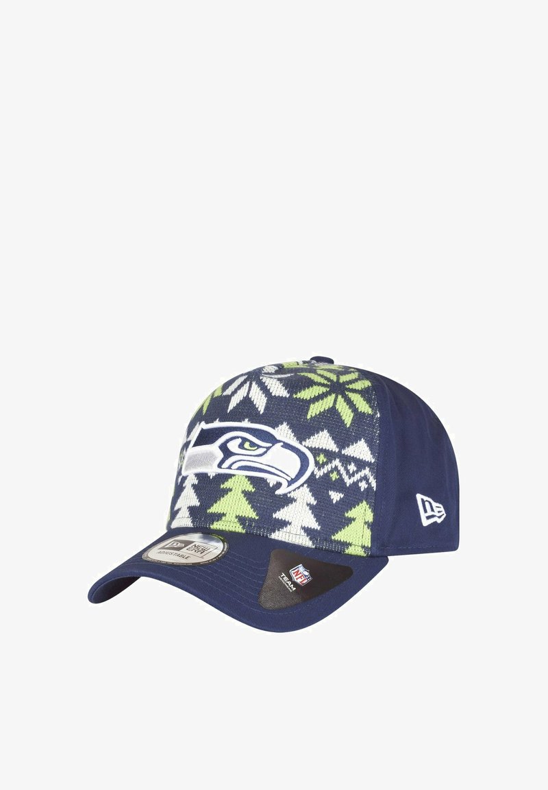 Dunkelblaues Cap mit einer strukturierten Strickkrone, die grüne und weiße Wintermuster zeigt. Das Logo der Seattle Seahawks ist auf der Vorderseite gestickt.