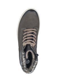 Stivale alla caviglia in suede grigio scuro con punta arrotondata, lacci beige intrecciati e foderatura in pelliccia sintetica al bordo. Presenta un logo discreto all'interno.