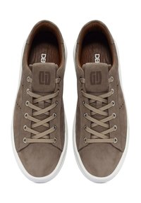 Zapatillas de ante marrón con puntera redondeada, suela de goma blanca, forro de cuero marrón, cordones planos beige y logo grabado en la lengüeta.