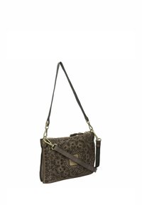 Borsa a tracolla in pelle marrone con motivi cesellati intricati, forma rettangolare, tracolla regolabile e dettagli in metallo dorato.