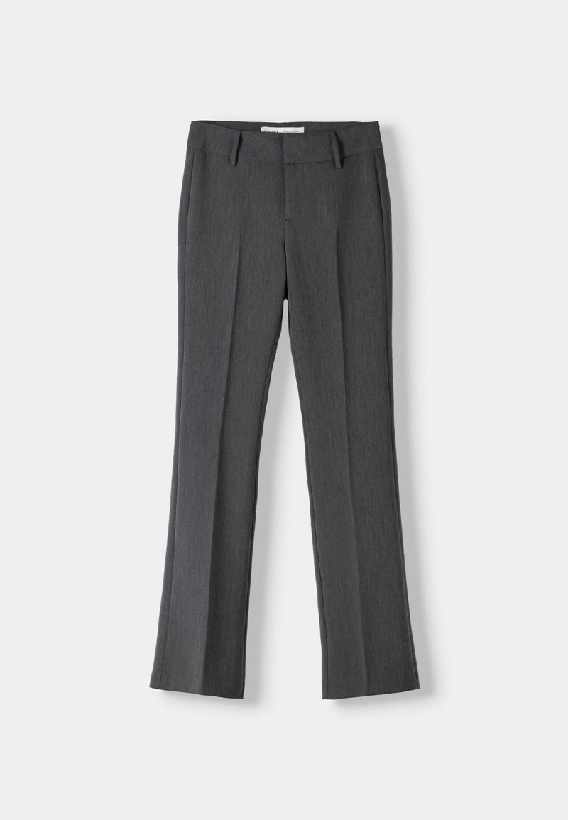 Pantaloni grigi su misura realizzati in un tessuto testurizzato, con un design a gamba dritta, tasche frontali e un fascione frontale piatto.