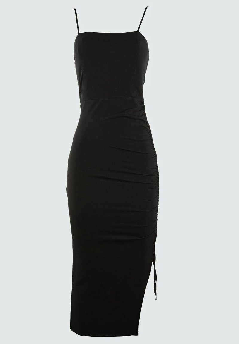 Robe midi noire sans manches avec fines bretelles, encolure carrée, détails froncés sur les côtés et fente latérale avec lien sur fond gris clair.