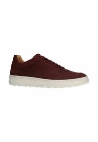 Bordeaux leren sneakers met een gladde textuur, een witte rubberen zool, een ronde neus en vijf oogjes voor veters, met een minimalistisch ontwerp.