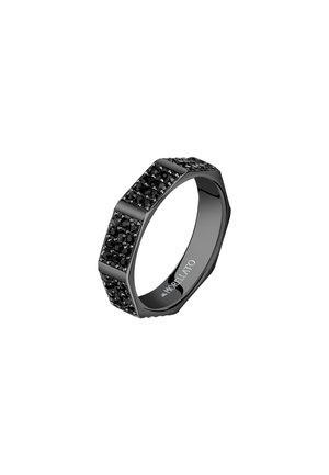 Anello ottagonale nero caratterizzato da bande testurizzate con gemme nere. Superficie interna liscia e riflettente; nome del marchio inciso all'interno.