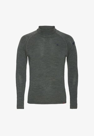 Männer-Pullover mit langen Ärmeln, in Dunkelgrau, aus Strick mit Stehkragen, dezentem Logo auf der Brust und dänischem Flaggenetikett am Saum, vor weißem Hintergrund.