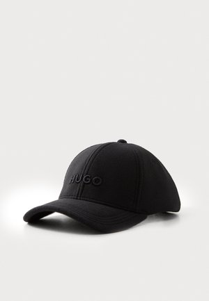 Schwarze Baseballkappe mit gebogenem Schirm und gesticktem "HUGO" Logo auf der Vorderseite, dargestellt vor schlichtem hellem Hintergrund.