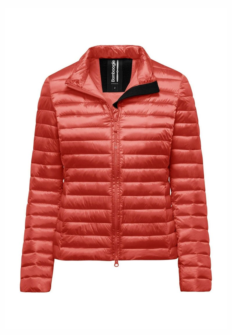 Veste matelassée légère rouge avec des coutures horizontales et une fermeture éclair à l'avant, col légèrement replié.