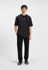 HUGO - T-shirt z nadrukiem