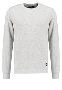 Sudadera gris, mangas largas, cuello redondo, hecha de tela suave. Presenta puños y dobladillo acanalados, pequeña etiqueta con logo en la parte inferior izquierda.