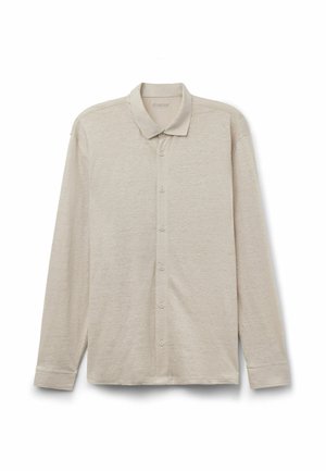 Béžová košile s dlouhým rukávem na knoflíky s límečkem, vyrobená z lehké tkaniny, položena na bílém pozadí.