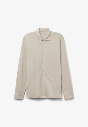 Béžová košile s dlouhým rukávem na knoflíky s límečkem, vyrobená z lehké tkaniny, položena na bílém pozadí.