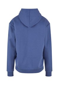 Felpa con cappuccio blu caratterizzata da una texture morbida, maniche lunghe e polsini e orlo ribattuti. Il design include una silhouette semplice e pulita.