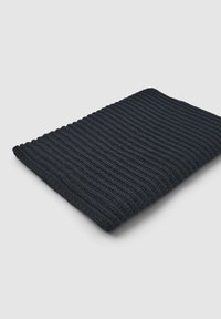 Coperta lavorata a maglia di un blu navy scuro con un motivo a costine texturizzato, realizzata in filato spesso e resistente e con una finitura morbida. Forma rettangolare, piegata.