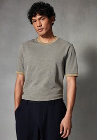 Next GEO PATTERN  - REGULAR FIT - Tričko s potlačou - neutral