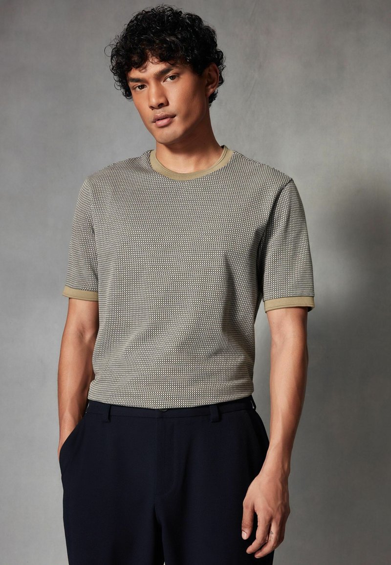 Next GEO PATTERN  - REGULAR FIT - Tričko s potlačou - neutral