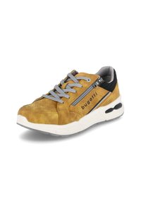 Geelbruine leren sneaker met grijze veters en een zijrits, voorzien van een zwarte textielaccent en een witte, gevoerde zool.
