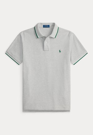 Lysegrå polo med korte ermer med grønt og hvit kant på kragen og ermene, to-knapps stolpelukking og lite grønt logo på brystet.
