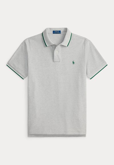 Polo gris clair à manches courtes avec bordure verte et blanche au col et aux manches, patte à deux boutons et petit logo vert sur la poitrine.