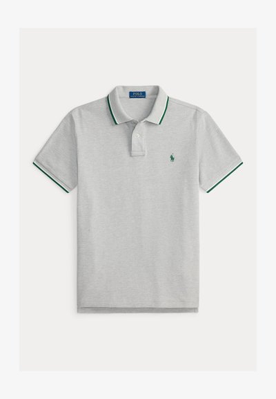 Polo gris clair à manches courtes avec bordure verte et blanche au col et aux manches, patte à deux boutons et petit logo vert sur la poitrine.