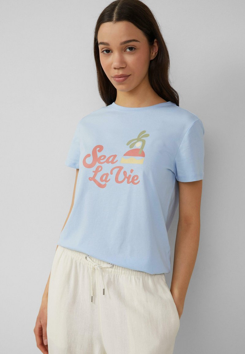 Lichtblauw katoenen t-shirt met een kleurrafiek en de tekst "Sea La Vie" en een gestileerd palmboom- en dessertmotief.
