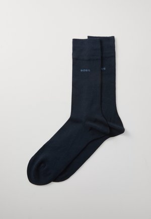Mörkblå bomullssockor med ribbade fickor och platta sömmar, med subtil "BOSS"-logotyp i en mörkare blå nyans på ovansidan.