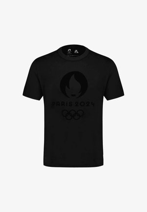 T-shirt en coton noir avec un grand logo au design de flamme, texte "PARIS 2024" et anneaux olympiques dans un imprimé subtil noir sur noir.