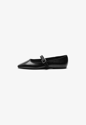 Sapato preto plano em couro com biqueira pontiaguda, faixa ajustável com fivela metálica, textura suave e design minimalista.