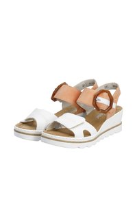 Sandali con zeppa in pelle bianca con accenti in suede arancione, caratterizzati da un design open-toe, cinturini regolabili e suola in gomma strutturata.