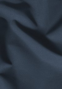 Tissu bleu marine foncé avec une texture lisse et brillante, présentant des plis et des rides subtils. Pas de motifs ni de détails matériels visibles.