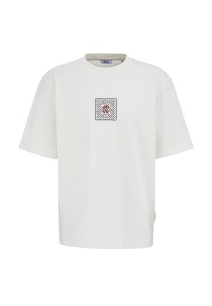 Balta īsā piedurkņu kokvilnas t-krekls. Uz krūtīm ir sarkanas un melnas krāsas kvadrātveida izšuvuma dizains. Taisns griezums un brīvs piegriezums.