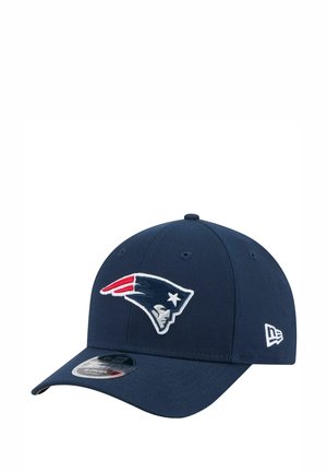 Casquette de baseball bleu marine en tissu, avec un logo brodé des New England Patriots en blanc, rouge et bleu sur le devant.