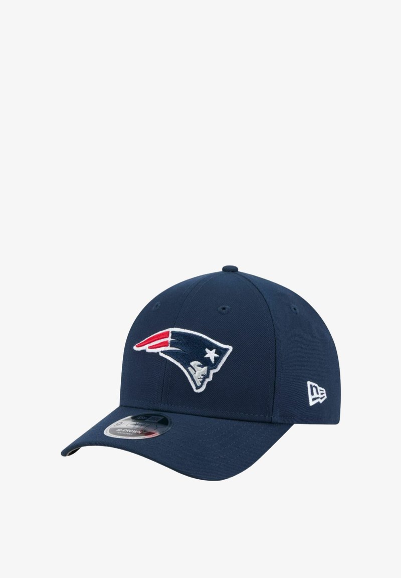 Marineblaue Baseballmütze aus Stoff mit einem gestickten Logo der New England Patriots in Weiß, Rot und Blau auf der Vorderseite.