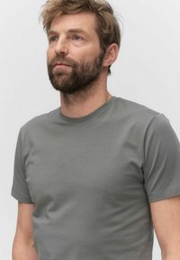 Grijs T-shirt met korte mouwen van zachte stof, met een ronde halsontwerp, een gladde textuur en een aansluitende pasvorm.