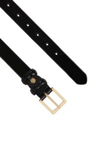 Cinturón de charol negro con un acabado brillante, que presenta una hebilla cuadrada en tono dorado y múltiples agujeros de ajuste a lo largo de la correa.