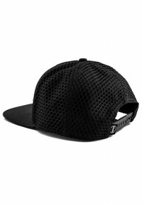 Cappellino snapback nero con schiena in rete testurizzata, visiera piatta e una cintura regolabile con un piccolo logo sul lato.