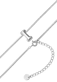 Sidabrinė grandinėlė su stačiakampiu jungimu, saugiu užtrauktuku ir reguliuojama grandinėlė su apvaliu žavesio detaliu.