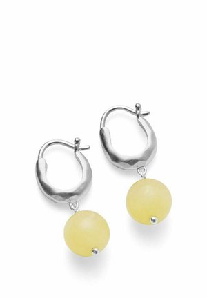 Sølv øreringe med hamret tekstur, hver med en glat, rund gul perle, der hænger under øreringen.