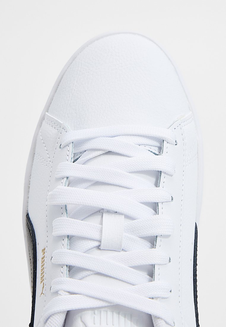 Sneaker bianco con tomaia in pelle testurizzata, dettagli neri sui lati e lacci bianchi. Presenta una suola imbottita per il comfort.