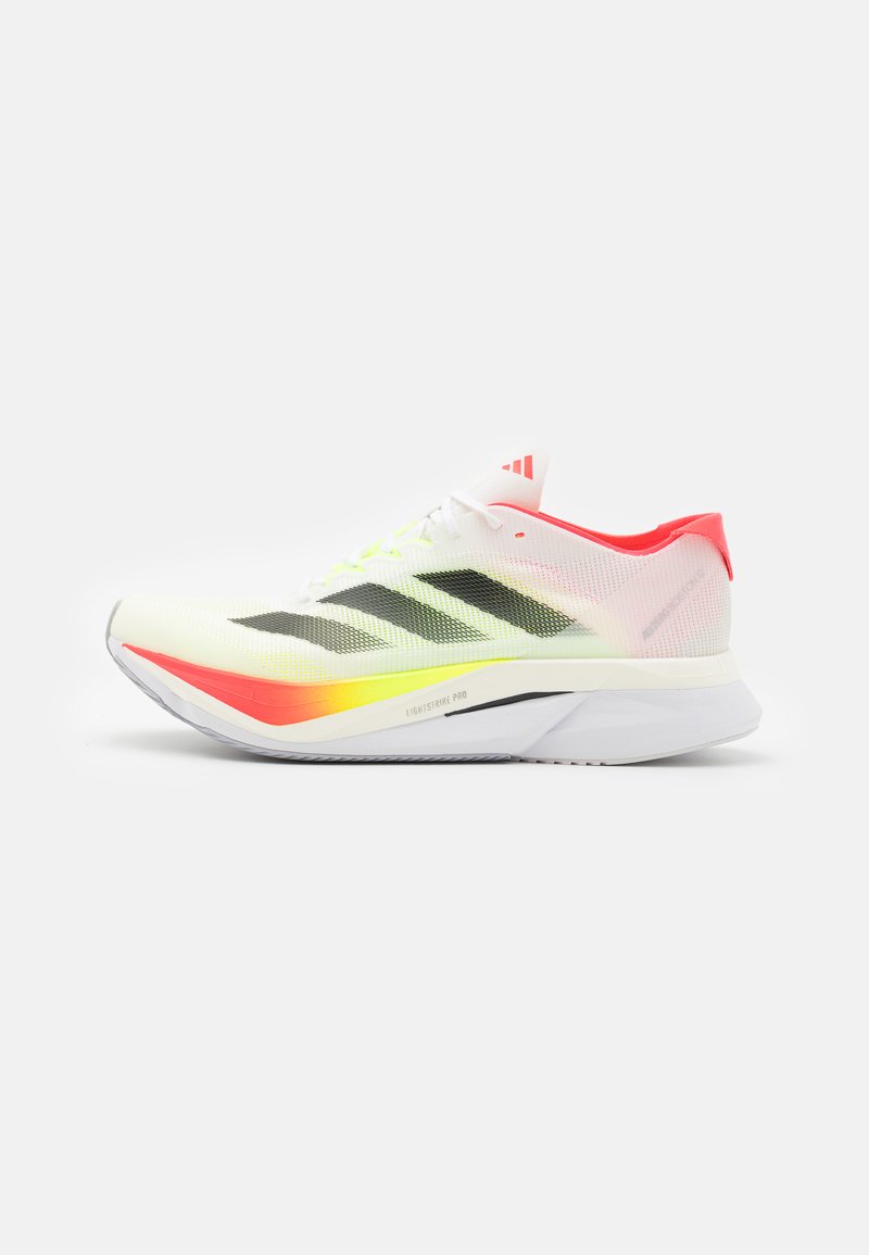 Chaussure de course avec une tige en mesh blanc léger ornée de bandes noires, d'accents jaune fluo, d'un talon rose et d'une semelle extérieure blanche courbée.