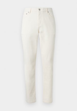 Białe spodnie o prostych nogawkach z przednimi kieszeniami, szlufkami na pasek i zapięciem na guzik, przedstawione na jasnoszarym tle.