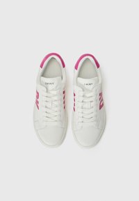 Sneakers albe din piele cu accente roz, având vârf rotund, talpă plată și șireturi. Branding subtil pe lateral și pe limba încălțămintei.