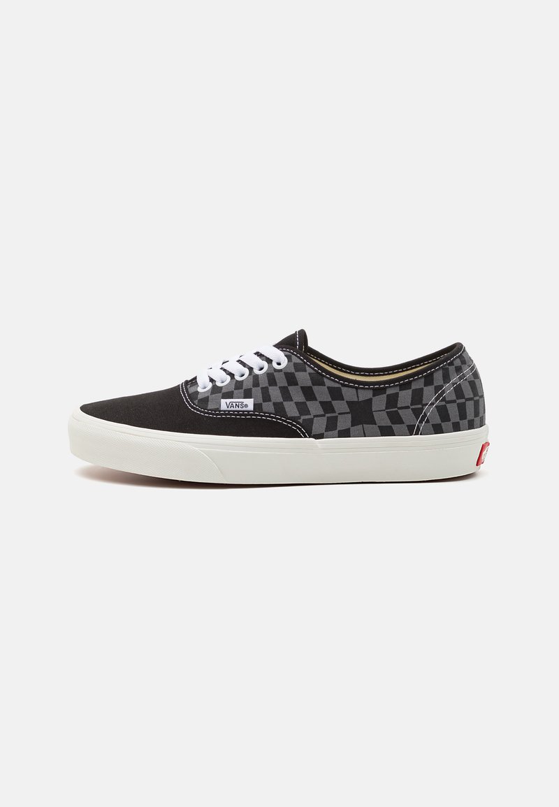 Sorte og grå lærreds sneakers med ternet mønster, hvide snørebånd, en hvid gummisål, og et lille logo mærke på siden.