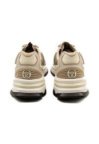 Beige och grå sneakers med en strukturerad ovandel, dämpad sula och rund logotyp på hälen, med lagerstruktur och svart yttre sula.
