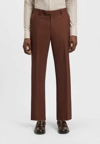 Bruna skräddarsydda byxor med rak passform, med en mjuk väv och en slät front. Matchas med mörkbruna loafers.
