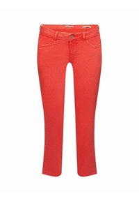 Jean en denim rouge, coupe ajustée, taille mi-haute, cinq poches, fermeture par bouton, couture contrastante, longueur aux chevilles raccourcie. Texture douce.