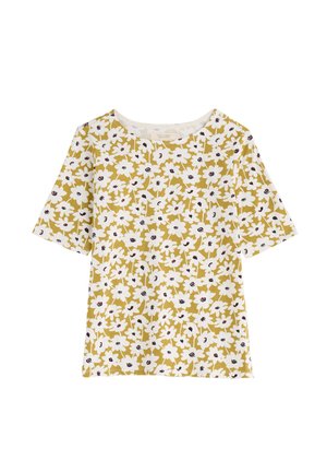 Mosterdgeel shirt met korte mouwen, witte bloemenprint en ronde hals, plat neergelegd op een witte achtergrond.