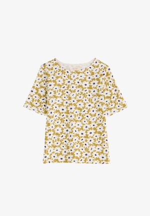 Mosterdgeel shirt met korte mouwen, witte bloemenprint en ronde hals, plat neergelegd op een witte achtergrond.
