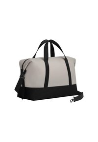 Duffle bag, joka on varustettu kestävästä harmaasta ulkopinnasta mustilla yksityiskohdilla, ylhäällä olevilla kahvoilla, säädettävällä olkahihnalla ja vetoketjulla.